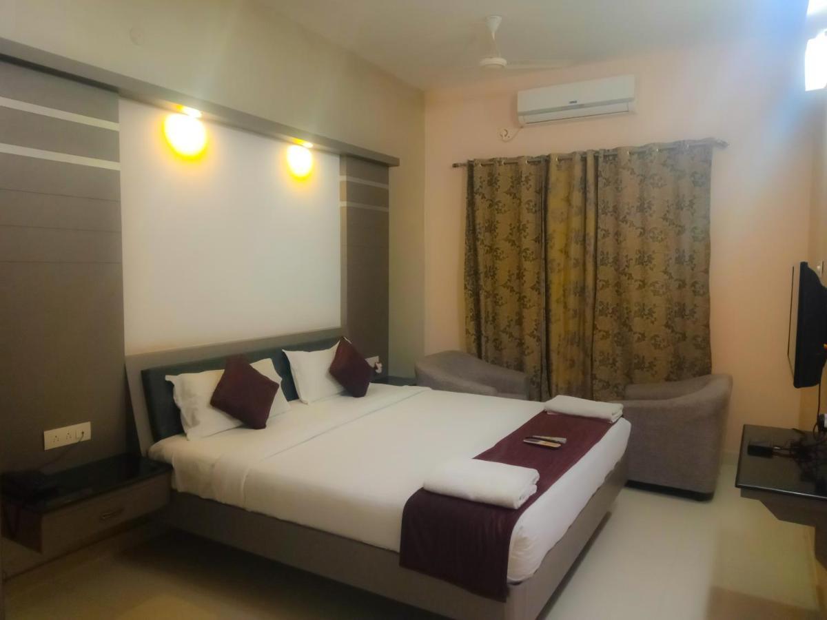 Pine Tree Aparthotel Kancheepuram Exteriör bild