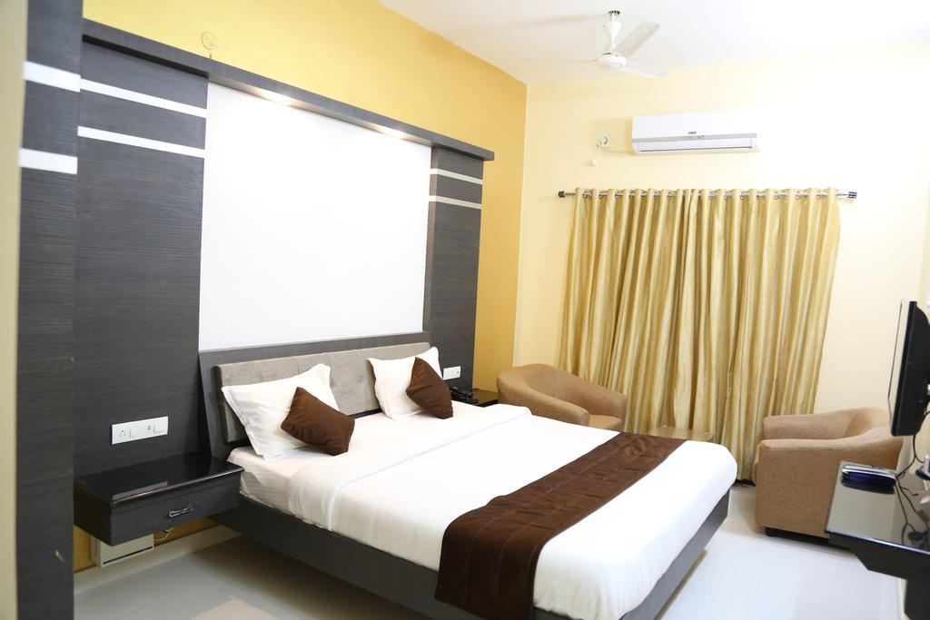 Pine Tree Aparthotel Kancheepuram Exteriör bild
